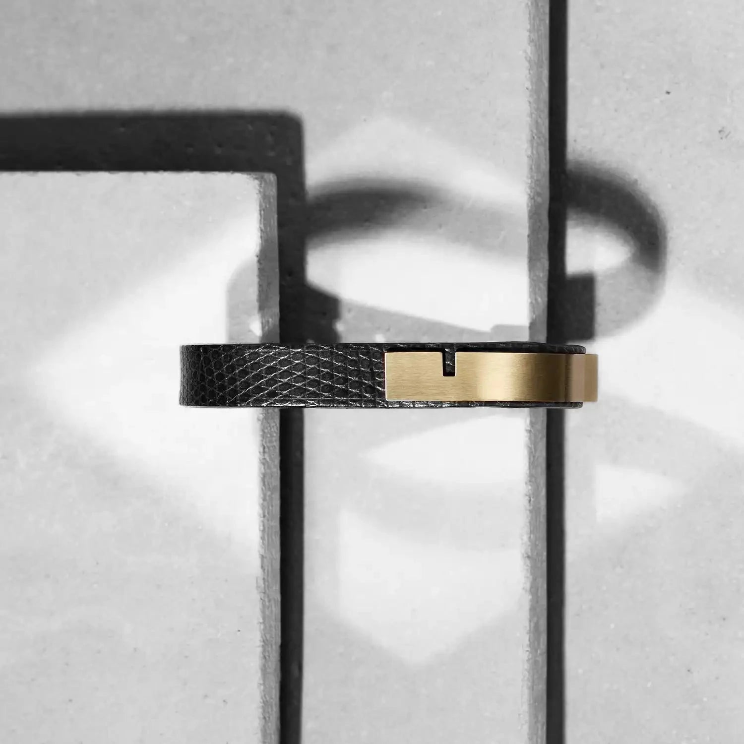 Bracelets homme Ursul en cuir et métal – design minimaliste et fabrication parisienne.