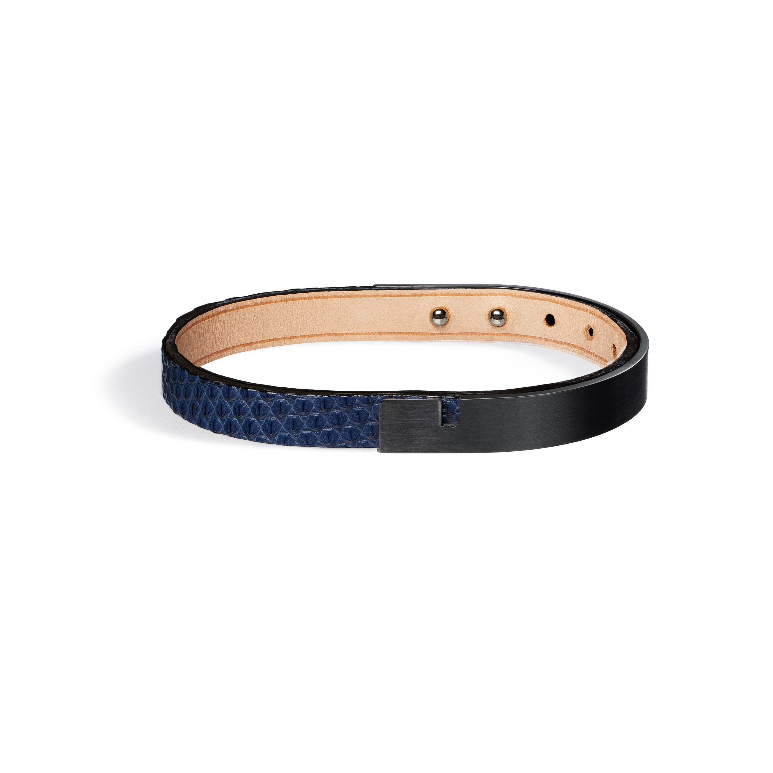 packshot dun bracelet pour homme en cuir d'iguane bleu nuit et fermoir acier noir