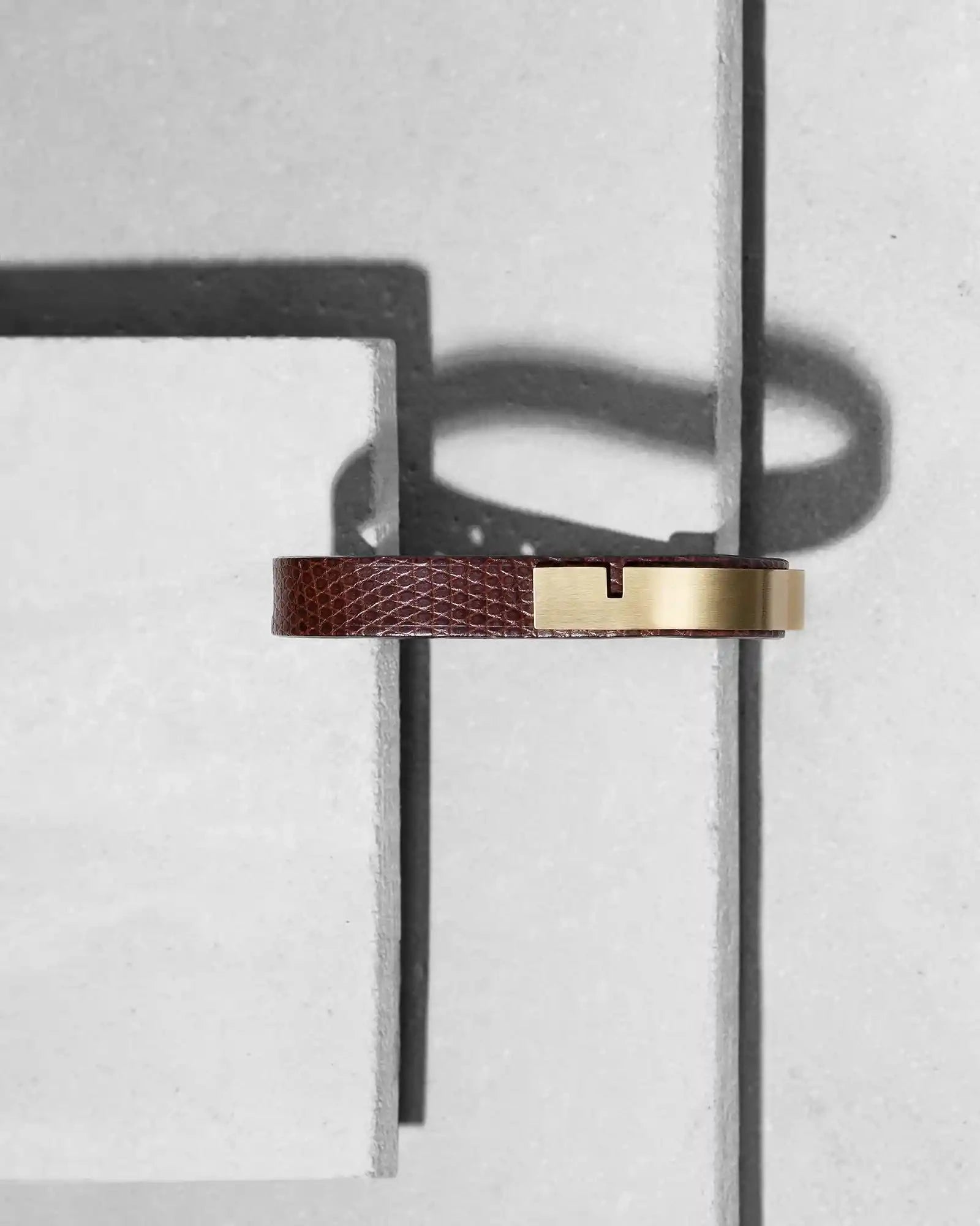 Bracelets en cuir Ursul — bijou graphique et raffiné, signature de la maison.