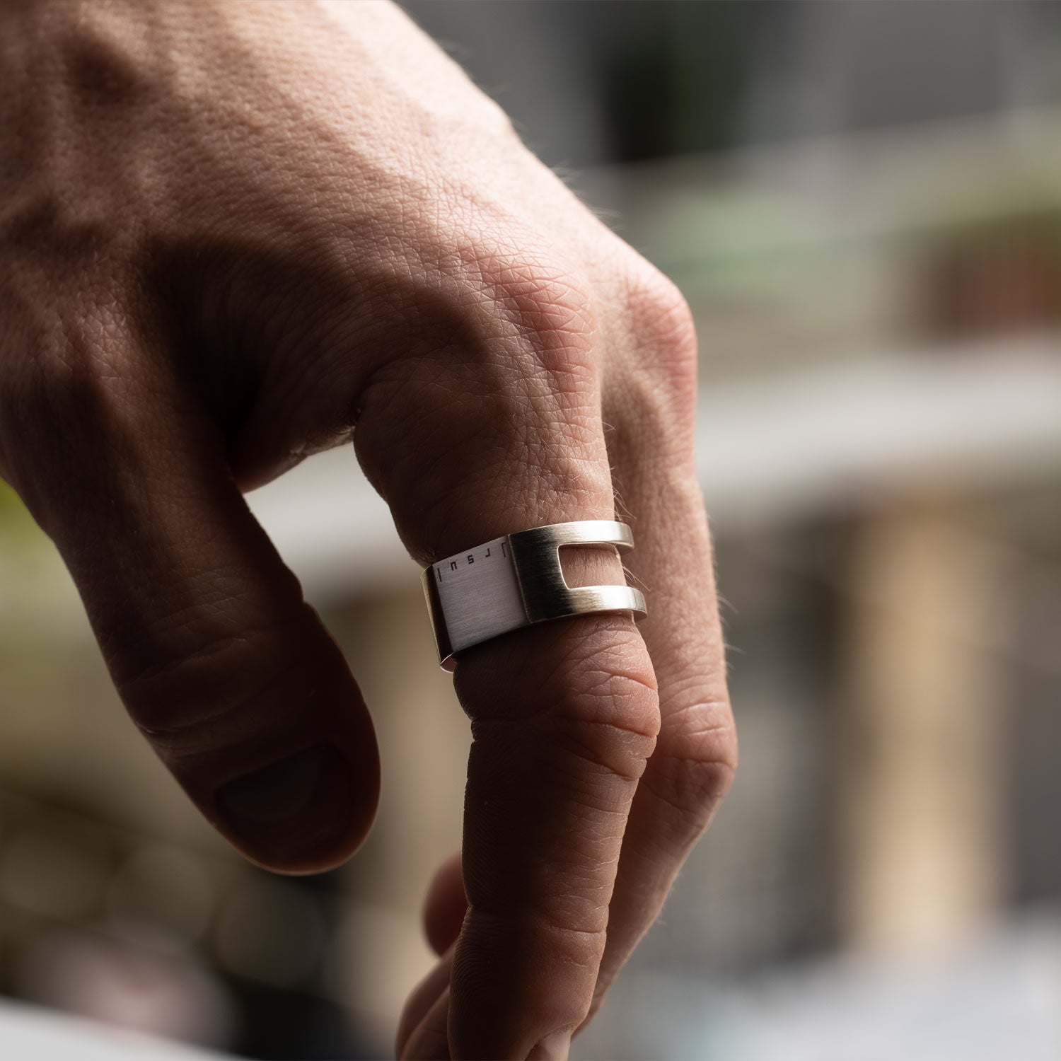 Chevalière homme U'MUST en argent massif portée au doigt