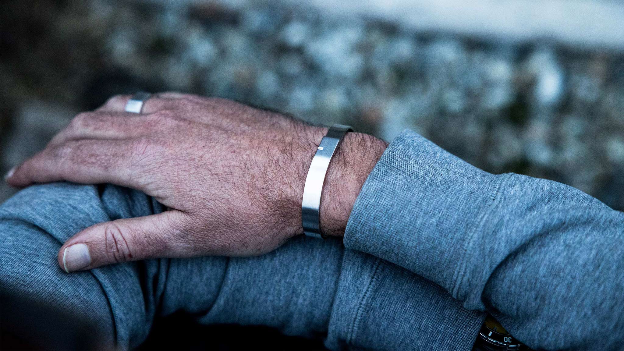 Bracelet jonc SATURNE.9 pour lui – version argent palladié, reflet froid et présence sobre, Ursul Paris