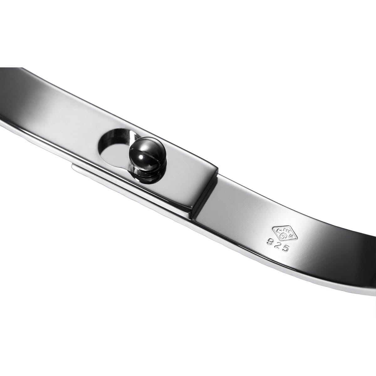 Fermoir invisible du bracelet jonc SATURNE – système bouton de col, surface lisse