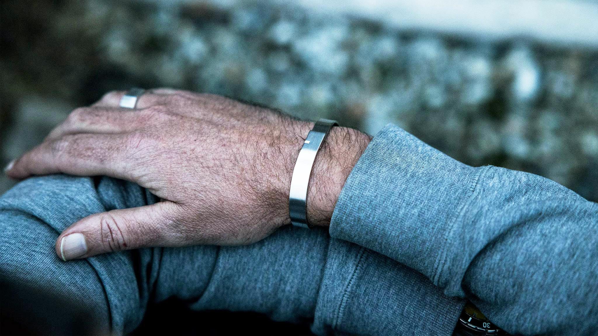 Jonc homme SATURNE.9 en argent 925 palladié mat — porté au poignet, Ursul Paris