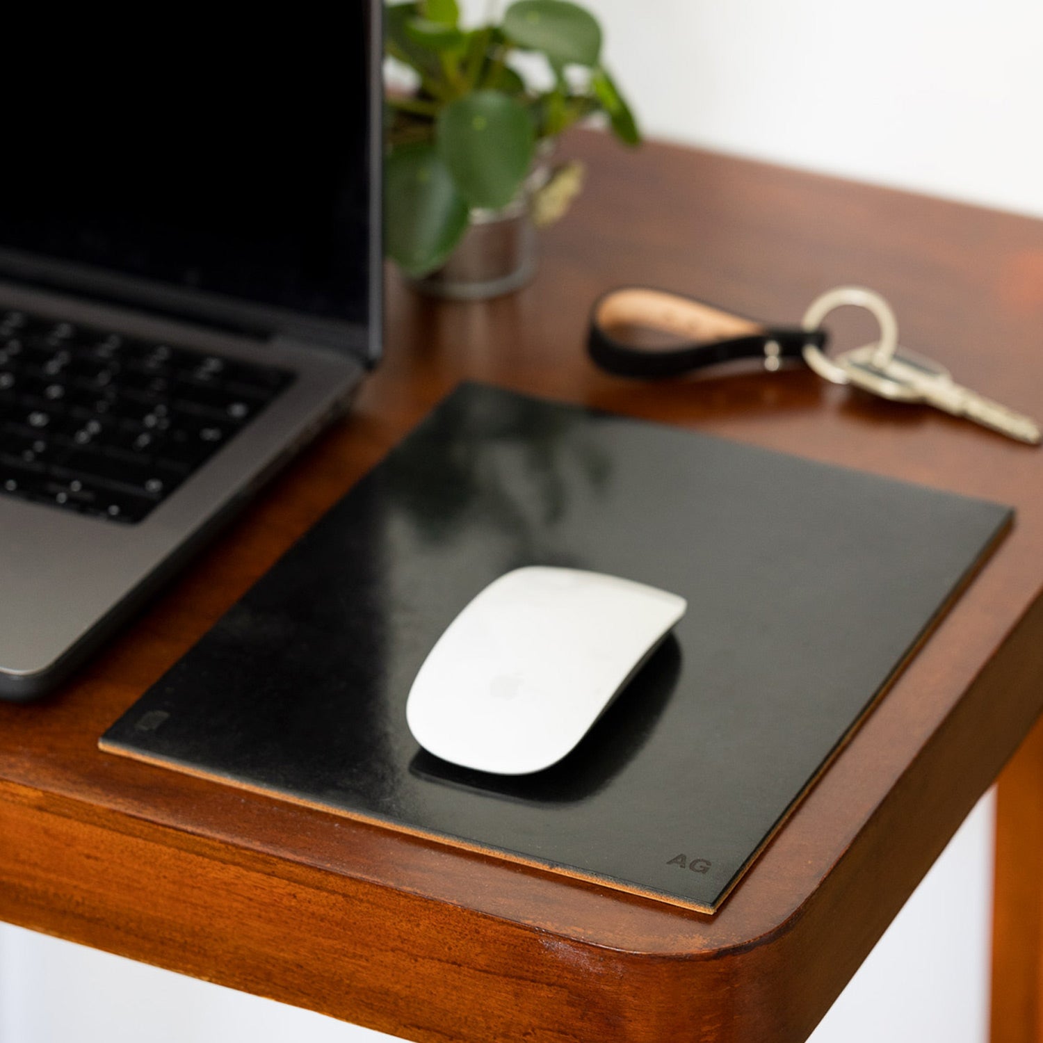 Tapis de souris personnalisable en cuir noir et naturel avec initiales gravées