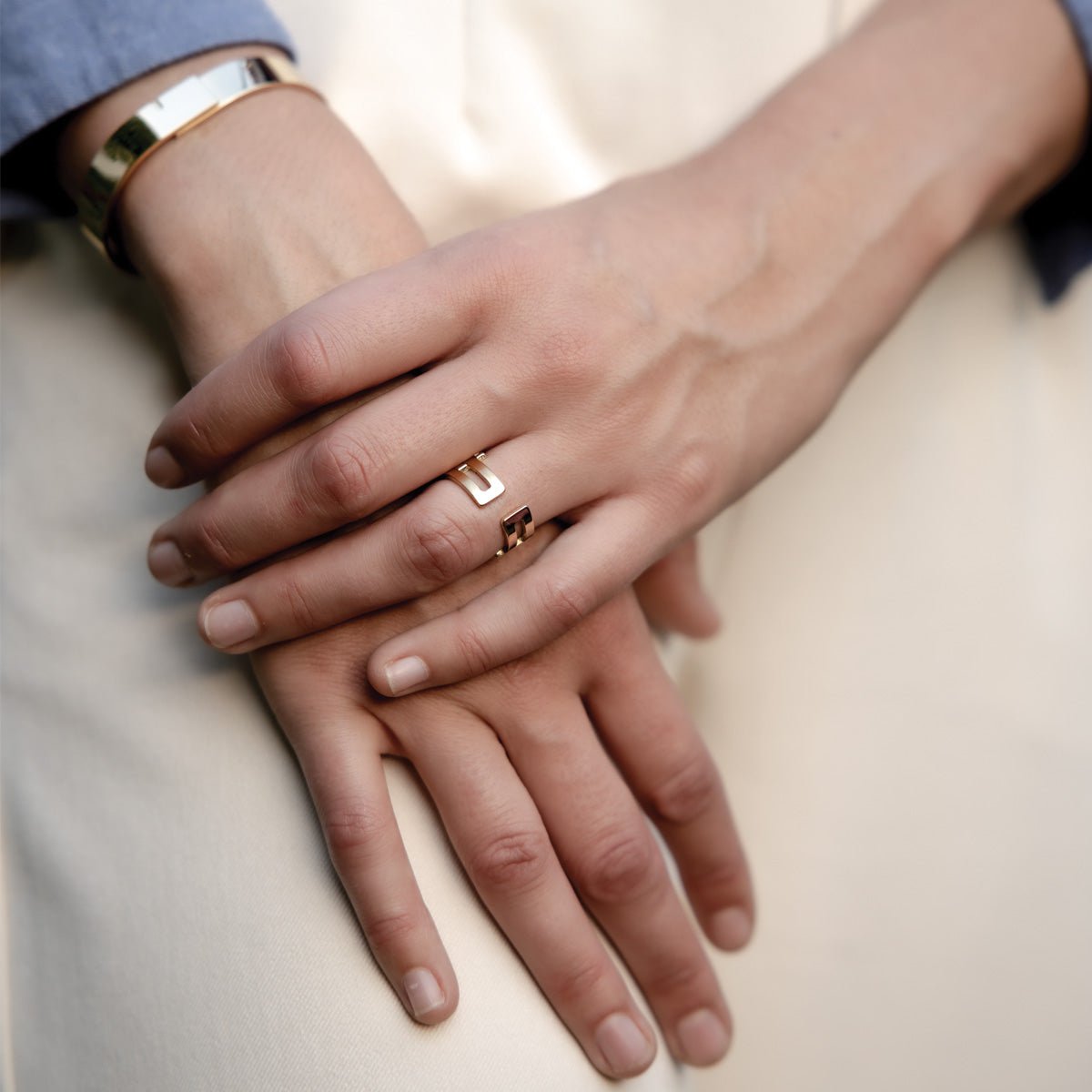 Bague EMBRACE portée, version vermeil, Ursul Paris