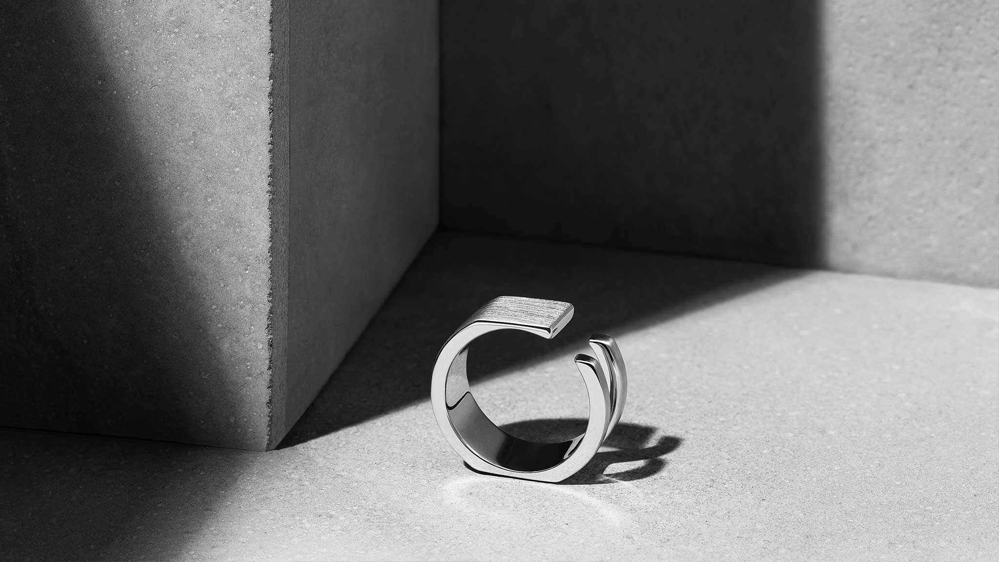 Bague U-MUST en argent massif sur fond minéral – design contemporain Ursul