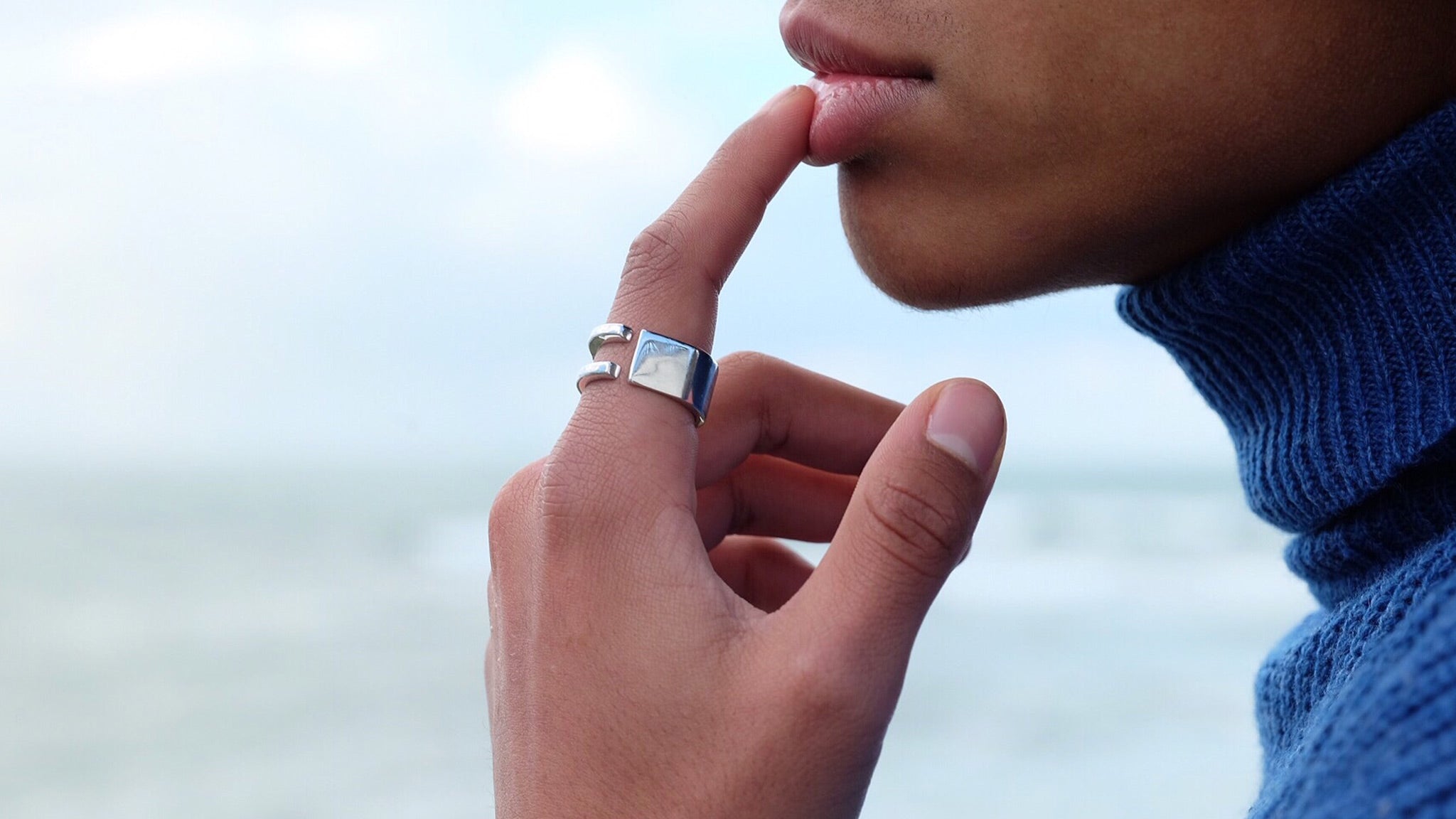 Bague chevalière contemporaine U-MUST en argent portée au doigt – Ursul Paris