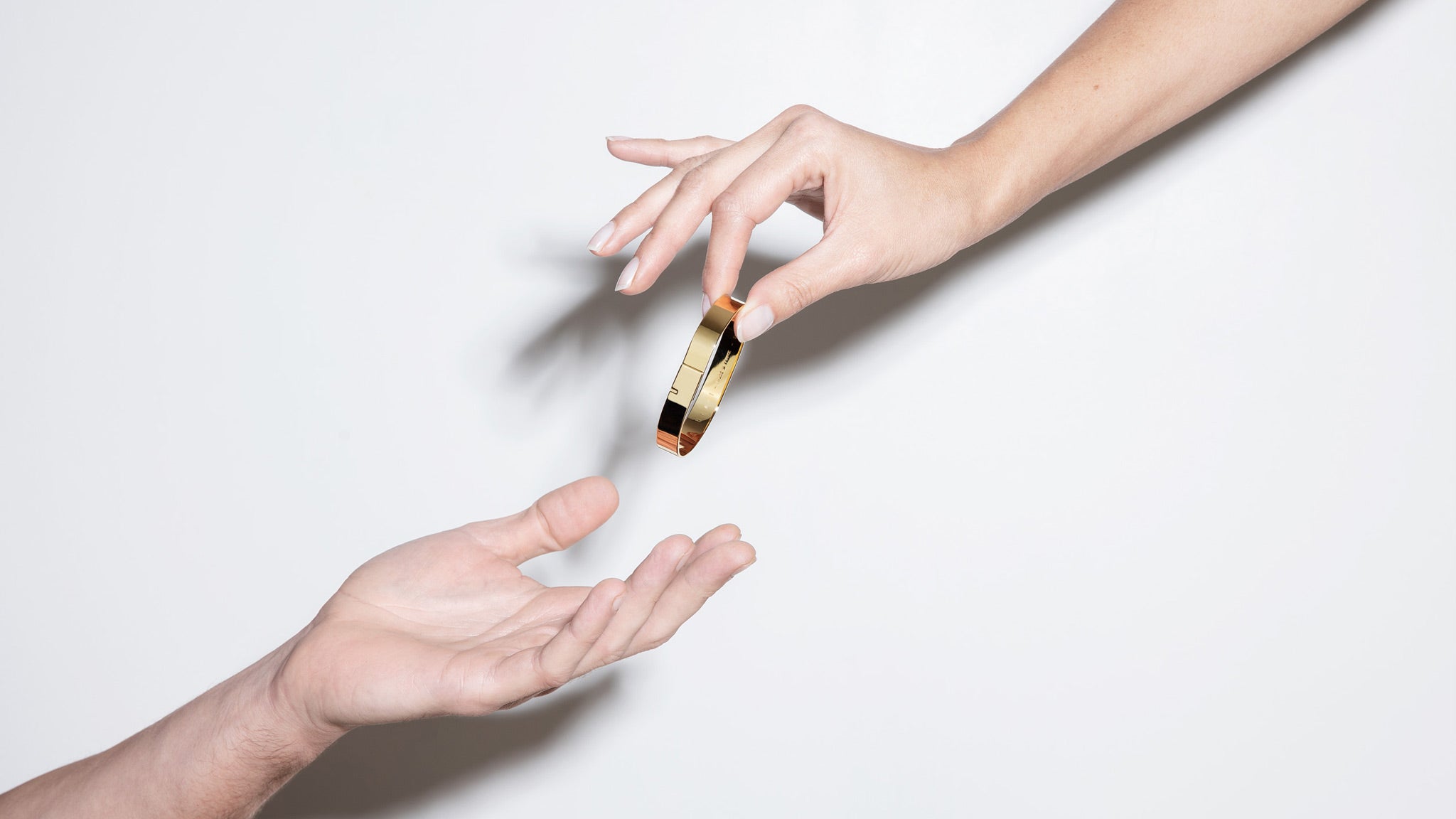 un homme et une femme qui s'offrent un bijou ursul