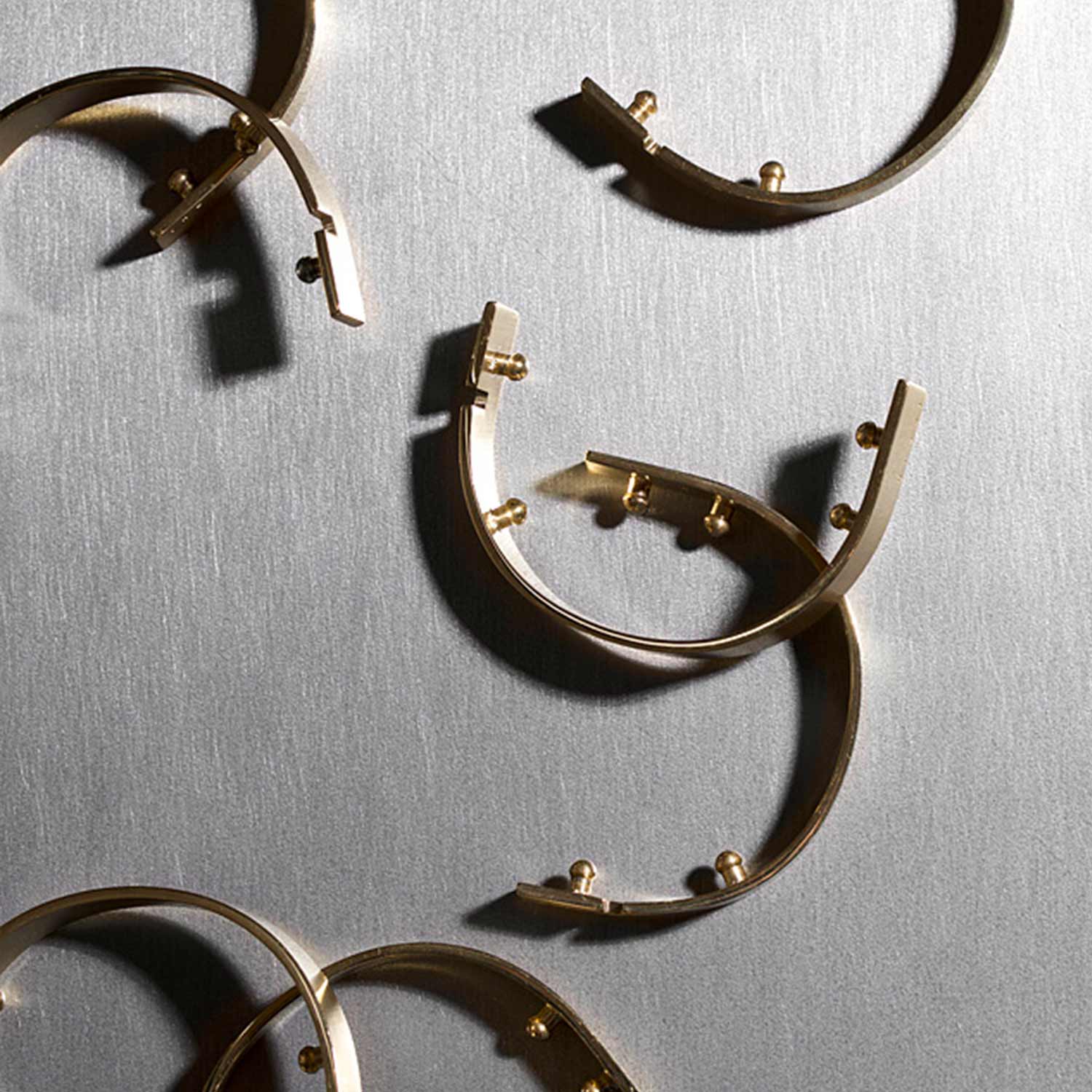 Fermoir demi-jonc en forme de U du système U’TURN Ursul, détail en métal brossé