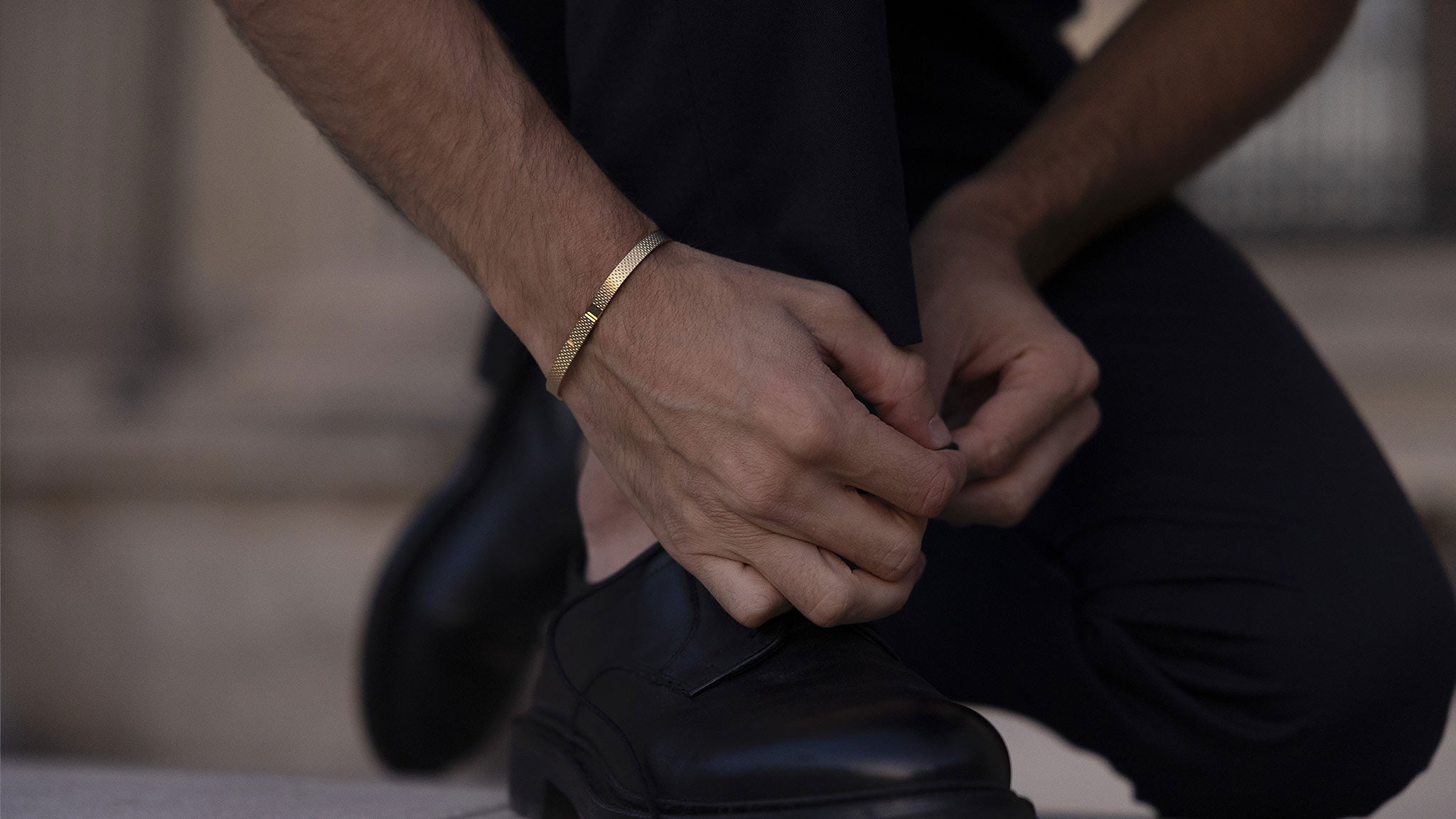 Joncs et bracelets homme en or – élégance intemporelle par Ursul Paris.