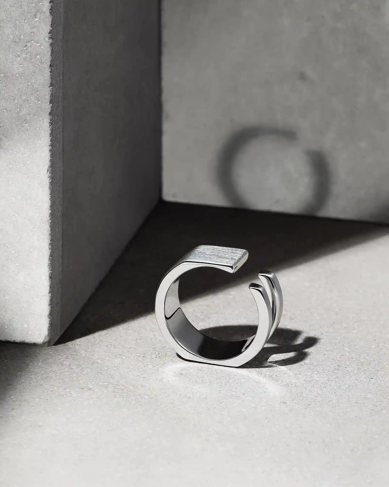 Bague en argent Ursul — bijou architectural au style moderne.