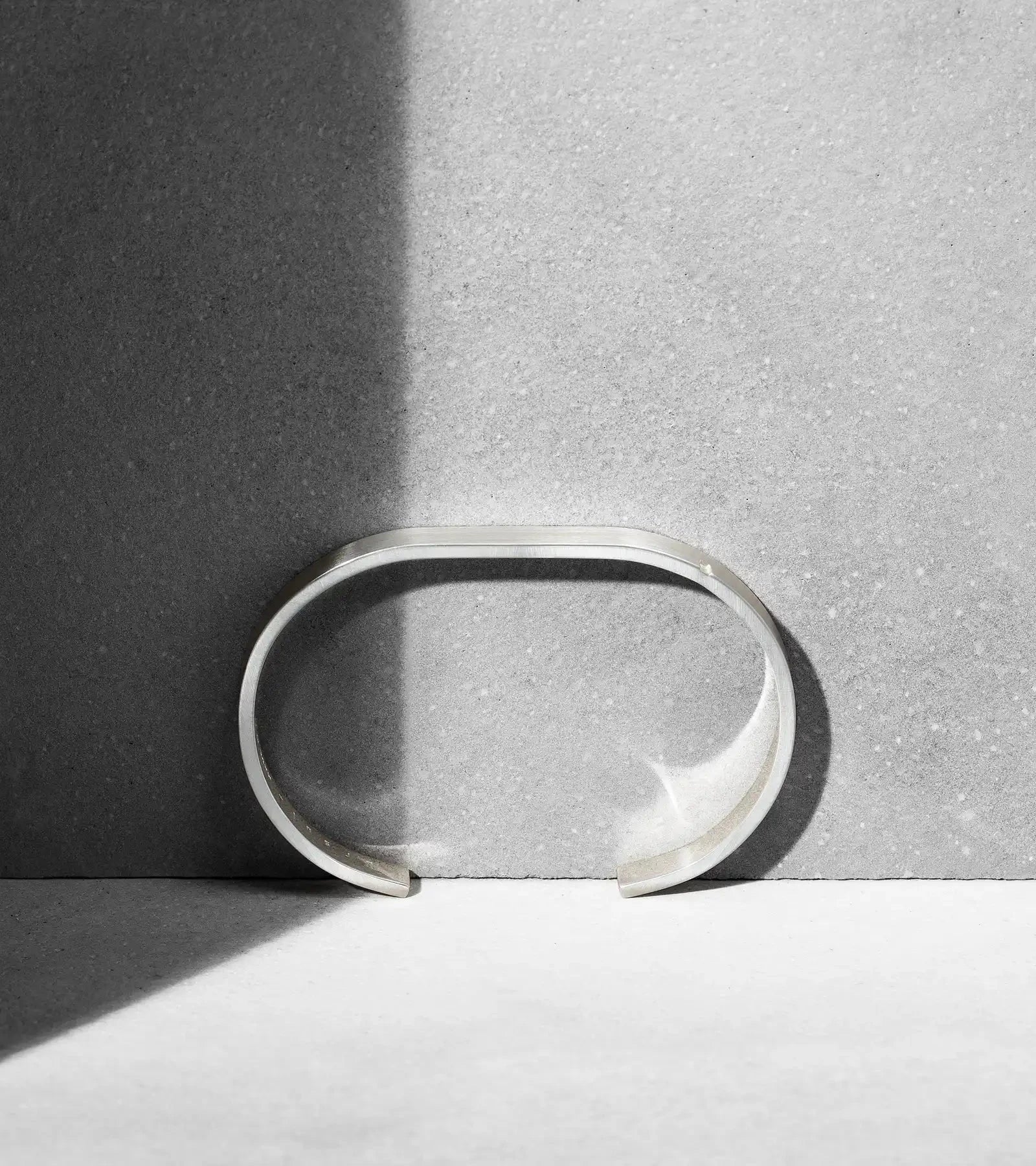 Nature morte minimaliste beton des bracelets homme argent par Ursul