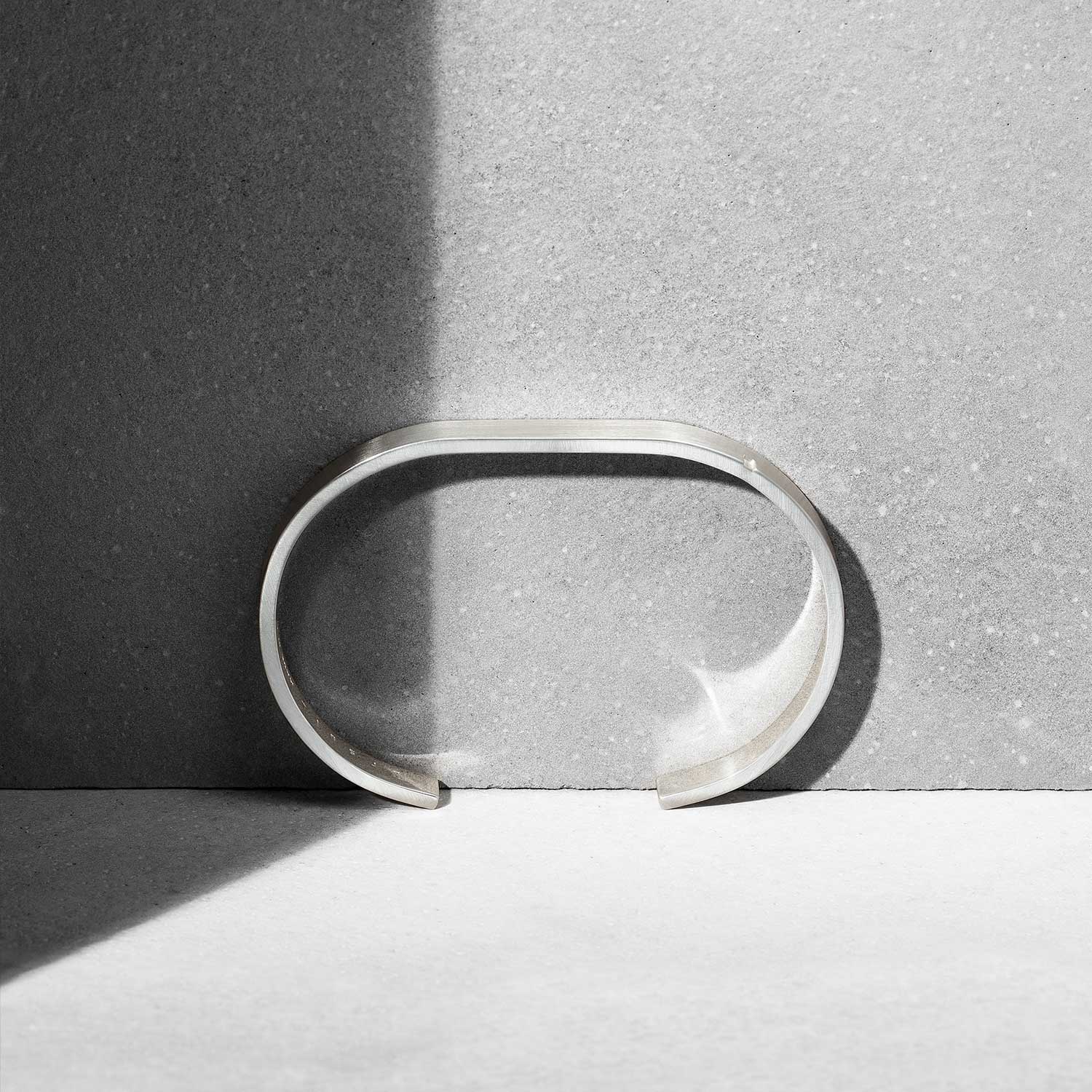 Nature morte d'un jonc minimaliste pour homme  Ursul en argent massif 925/000