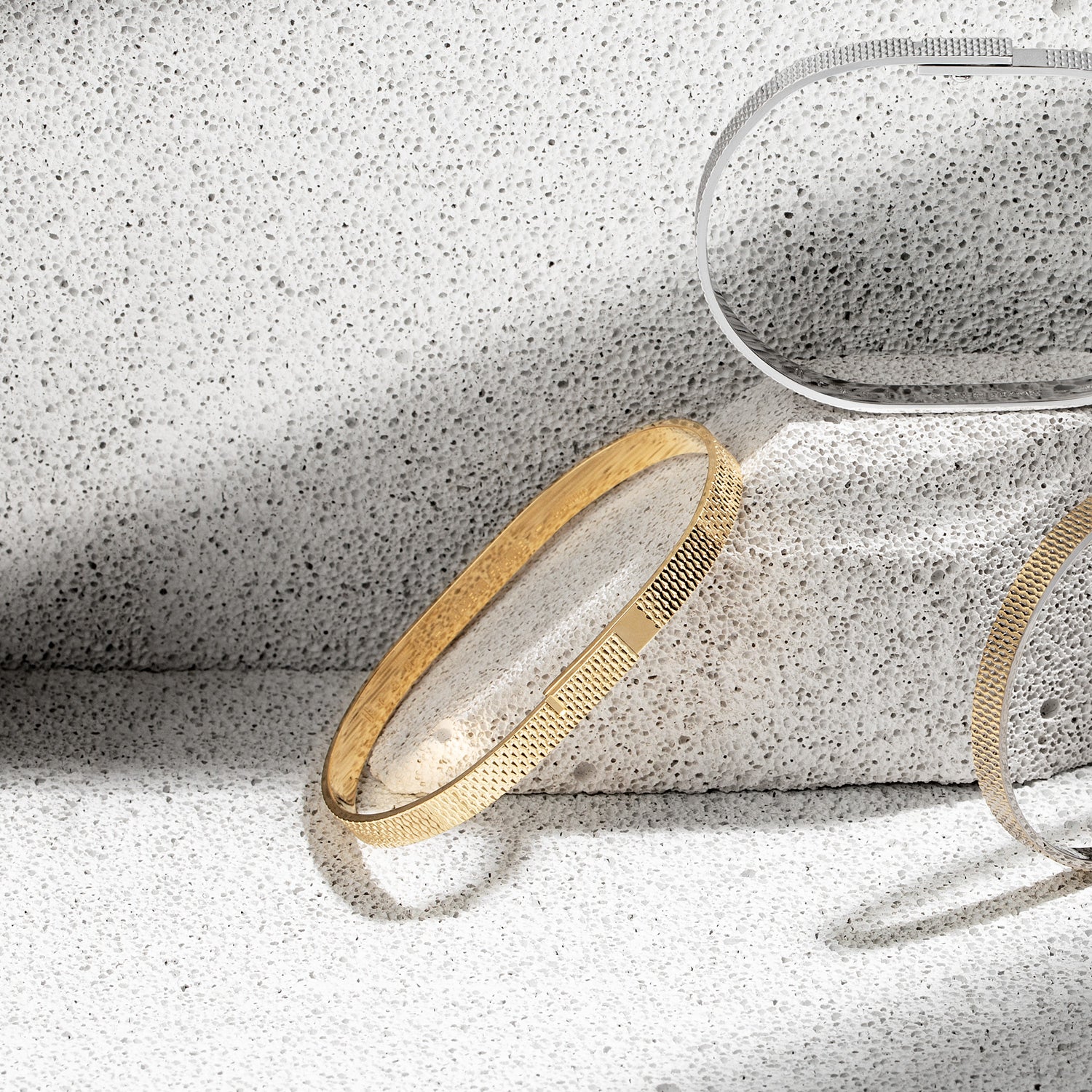 Jonc homme SATURNE.X en or vermeil 18 carats avec motif cristal ciselé, bijou masculin à graver au style affirmé