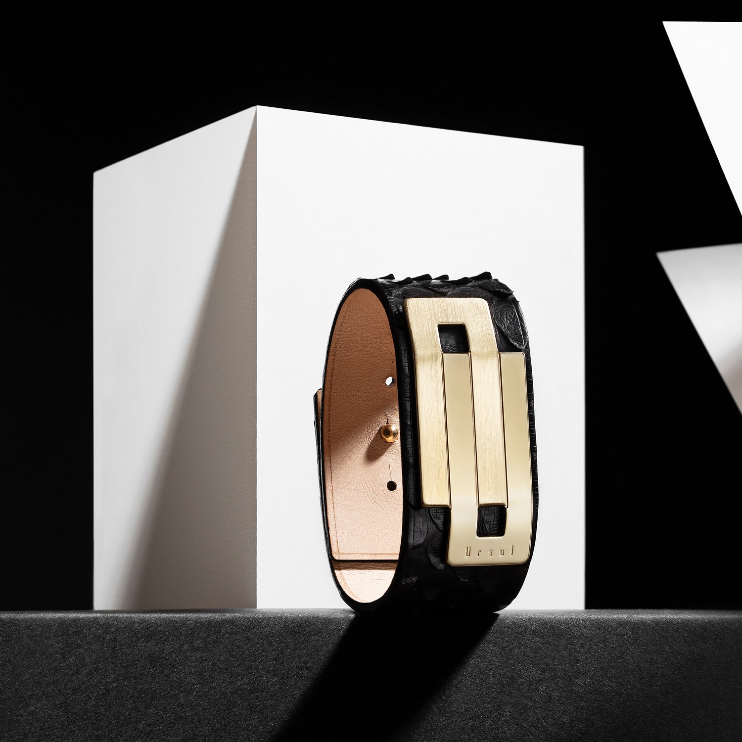 Manchette femme EMBRACE.26 en cuir de python noir, bijou sculptural de caractère