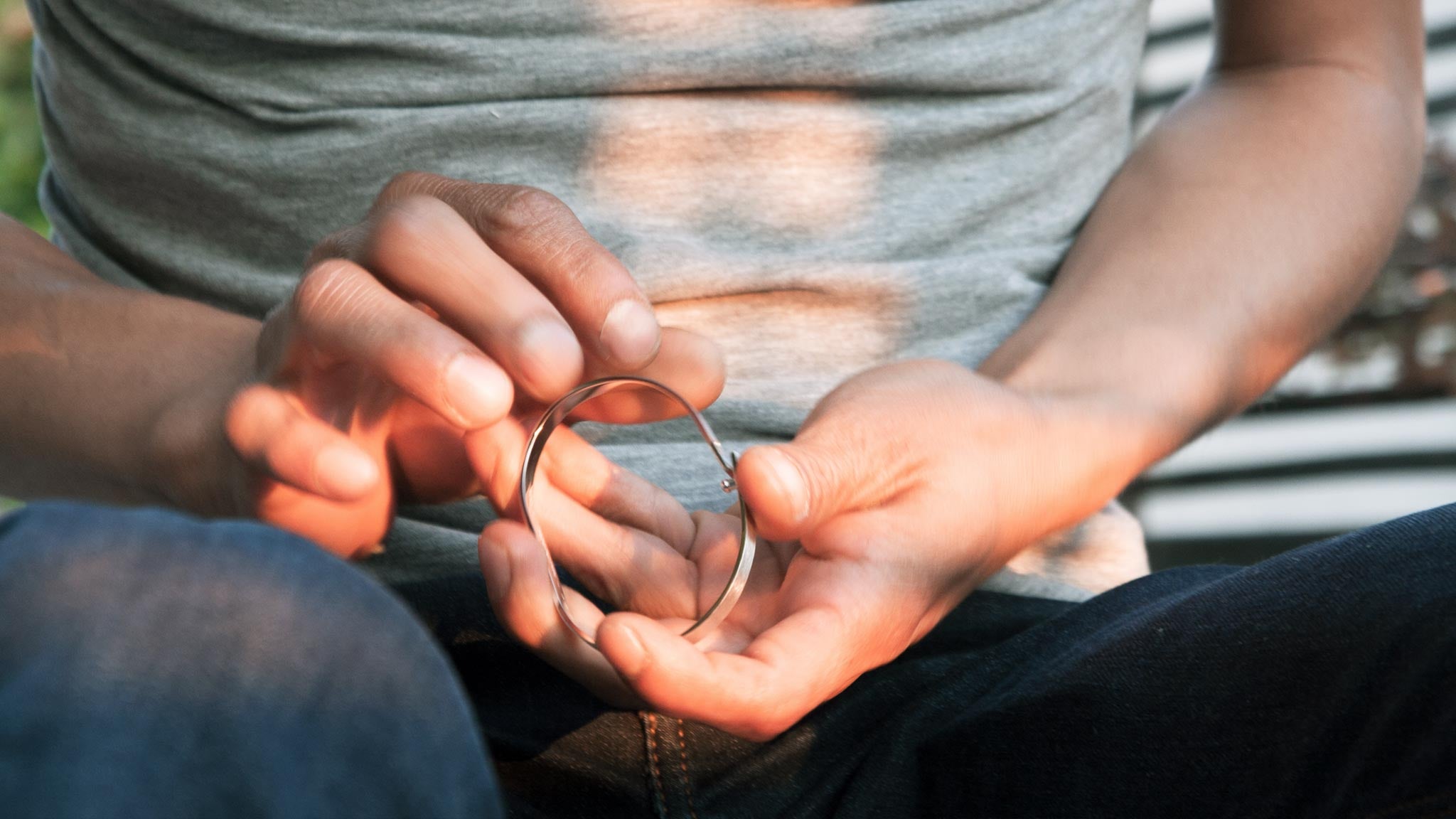 Homme manipulant le jonc SATURNE.5 en argent — bracelet minimaliste Ursul Paris.