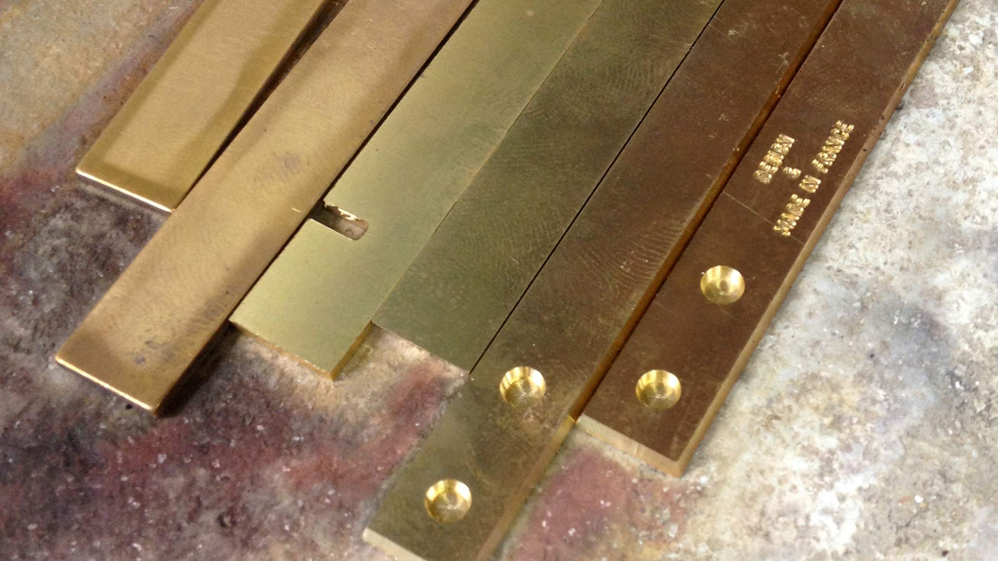 Barres de laiton brutes avant polissage et transformation en bijoux