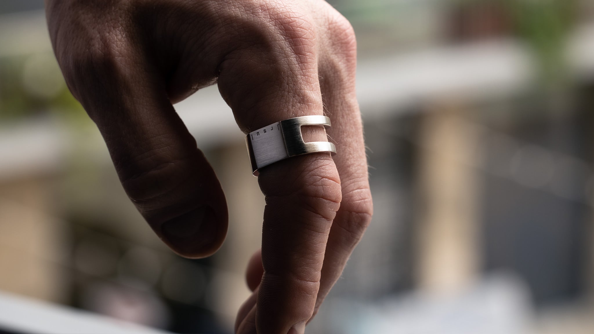 Bague chevalière U-MUST en argent  massif  Ursul Paris
