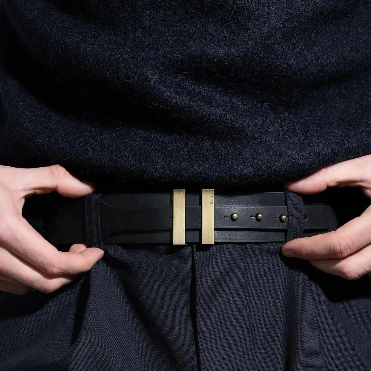 ceinture noir homme boucle laiton portée